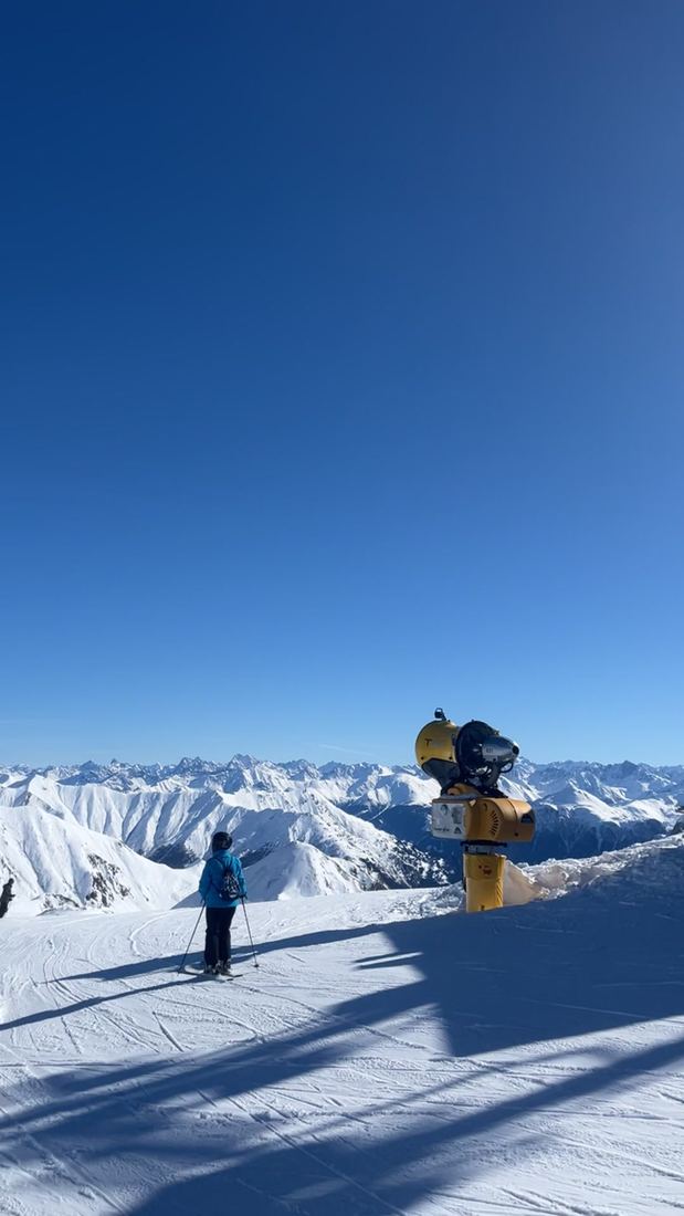 Verschneite Berge mit Skipiste