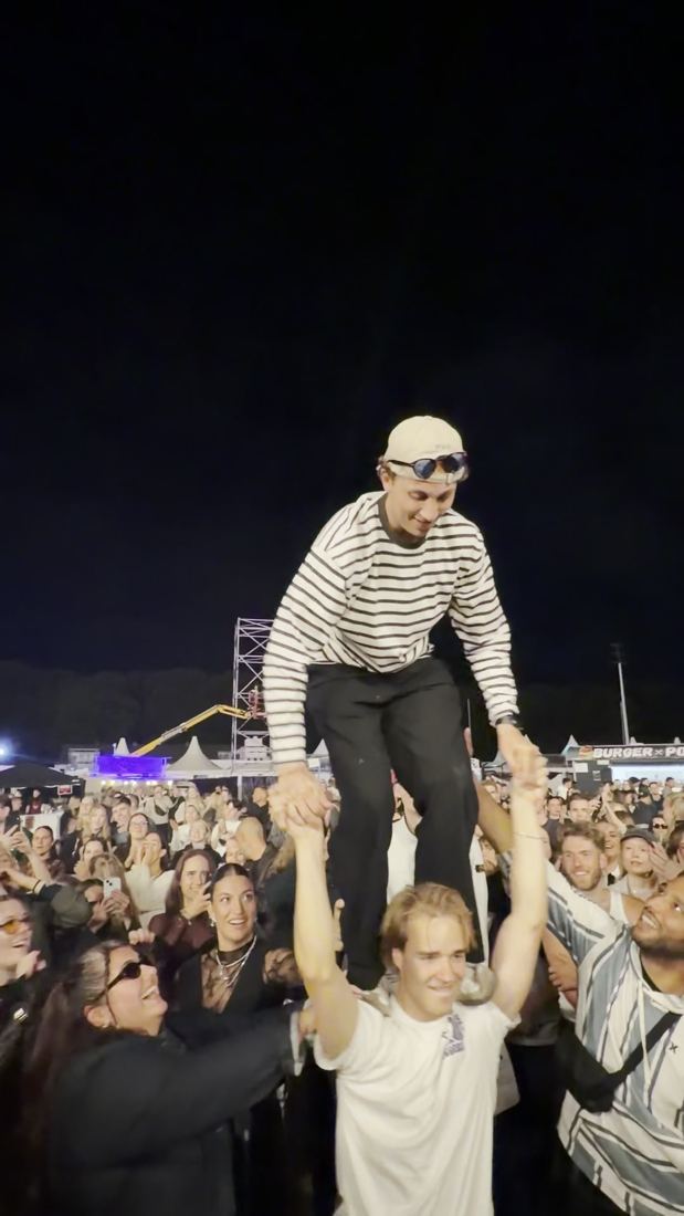 Freunde auf einem Festival, einer auf den Schultern