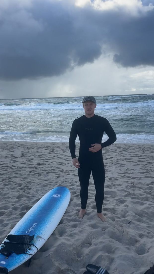 Surfer mit Brett am Strand von Sylt